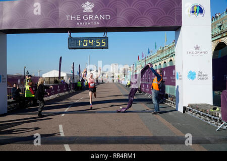 Paul Navesey Überqueren der Ziellinie im Brighton Halbmarathon 2019 Stockfoto