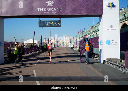 Paul Navesey Überqueren der Ziellinie im Brighton Halbmarathon 2019 Stockfoto