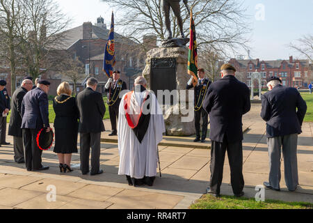 Warrington, Cheshire, UK. 24 Feb, 2019. 24. Februar 2019  schien die Sonne sehr stark auf die jährliche Parade und Service der Jahrestag der Schlacht um Pieter's Hill am 27. Februar 1900 gedenken die erste Bataillon der South Lancashire Regiment (PWV) fand in der Queen's Gardens, Palmyra Square, Warrington, Cheshire, England, UK Credit: John Hopkins/Alamy leben Nachrichten Stockfoto