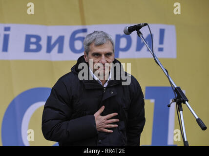 Kiew, Ukraine. 24 Feb, 2019. Ukrainischen Präsidentschaftskandidaten aus den Vereinigten nationalistischen Kräfte Ruslan Koshulynsky beobachtet, als er während der Rallye für ehrliche Wahlen am Independence Square. Die Präsidentschaftswahlen in der Ukraine am 31. März 2019 abgehalten werden. Credit: Sergei Chuzavkov/SOPA Images/ZUMA Draht/Alamy leben Nachrichten Stockfoto