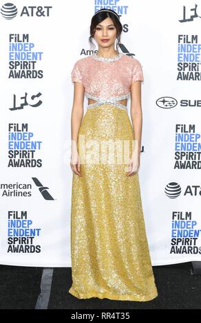 Gemma Chan stellt im Presseraum der Film Independent Spirit Awards in einem Zelt in Santa Monica, Los Angeles, USA, am 23. Februar 2019. | Verwendung weltweit Stockfoto