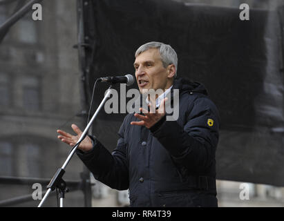 Kiew, Ukraine. 24 Feb, 2019. Ukrainischen Präsidentschaftskandidaten aus den Vereinigten nationalistischen Kräfte Ruslan Koshulynsky beobachtet, als er während der Rallye für ehrliche Wahlen am Independence Square. Die Präsidentschaftswahlen in der Ukraine am 31. März 2019 abgehalten werden. Credit: Sergei Chuzavkov/SOPA Images/ZUMA Draht/Alamy leben Nachrichten Stockfoto