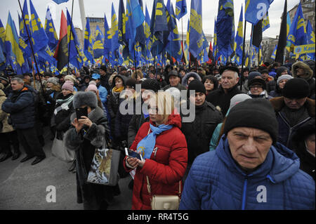 Kiew, Ukraine. 24 Feb, 2019. Aktivisten der Ukrainischen nationalistischen Parteien gesehen werden Holding Flags während der Rallye für ehrliche Wahlen am Independence Square. Die Präsidentschaftswahlen in der Ukraine am 31. März 2019 abgehalten werden. Credit: Sergei Chuzavkov/SOPA Images/ZUMA Draht/Alamy leben Nachrichten Stockfoto