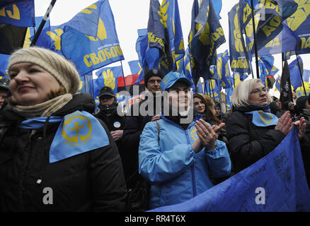 Kiew, Ukraine. 24 Feb, 2019. Aktivisten der Ukrainischen nationalistischen Parteien gesehen werden Holding Flags während der Rallye für ehrliche Wahlen am Independence Square. Die Präsidentschaftswahlen in der Ukraine am 31. März 2019 abgehalten werden. Credit: Sergei Chuzavkov/SOPA Images/ZUMA Draht/Alamy leben Nachrichten Stockfoto