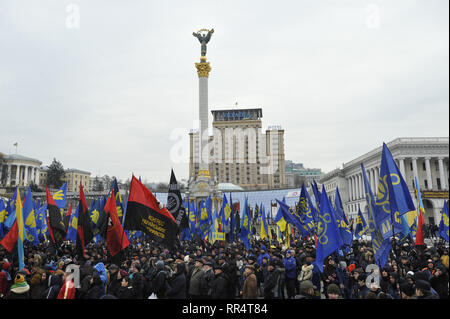 Kiew, Ukraine. 24 Feb, 2019. Aktivisten der Ukrainischen nationalistischen Parteien gesehen werden Holding Flags während der Rallye für ehrliche Wahlen am Independence Square. Die Präsidentschaftswahlen in der Ukraine am 31. März 2019 abgehalten werden. Credit: Sergei Chuzavkov/SOPA Images/ZUMA Draht/Alamy leben Nachrichten Stockfoto