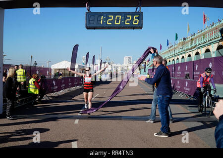 Brighton, Sussex, UK. 24. Feb 2019. . Brighton ist Halbmarathon Frauen Sieger Fiona de Mauny kreuzt die Linie im Brighton Halbmarathon 2019. Credit: Caron Watson/Alamy leben Nachrichten Stockfoto