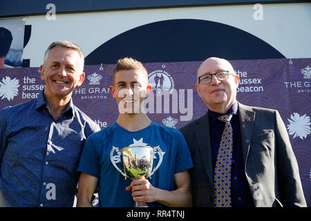 Brighton, Sussex, UK. 24. Feb 2019. Paul Navesey erhält die Trophäe für die erste Herren in Brighton Halbmarathon 2019 UK. Credit: Caron Watson/Alamy leben Nachrichten Stockfoto