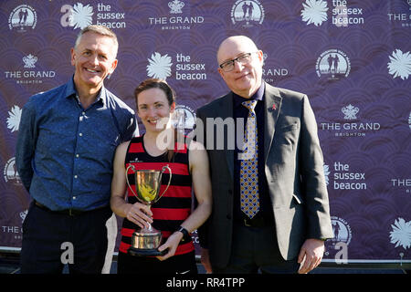 Brighton, Sussex, UK. 24. Feb 2019. . Fiona de Mauny Gewinner des 2019 Brighton halbe Marathon Frauen Rennen. Caron Watson/Alamy Leben Nachrichten. Credit: Caron Watson/Alamy leben Nachrichten Stockfoto