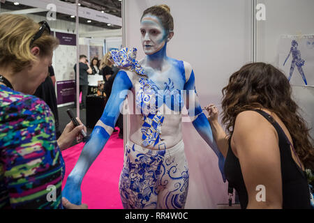 London, Großbritannien. 24 Feb, 2019. Die kriegsbemalung Make-Up Meisterschaften. Professionelle beauty London Expo in Excel Centre, dem größten Schönheit und Wellness Messe. Credit: Guy Corbishley/Alamy leben Nachrichten Stockfoto