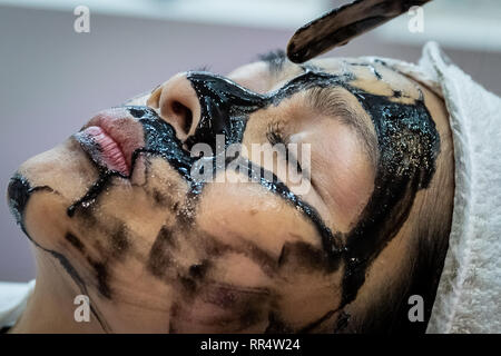 London, Großbritannien. 24 Feb, 2019. Gesichtsmasken und Peel-off Schönheit Technologie sind für professionelle Beauty London Expo in Excel Centre, dem größten Schönheit und Wellness Messe demonstriert. Credit: Guy Corbishley/Alamy leben Nachrichten Stockfoto