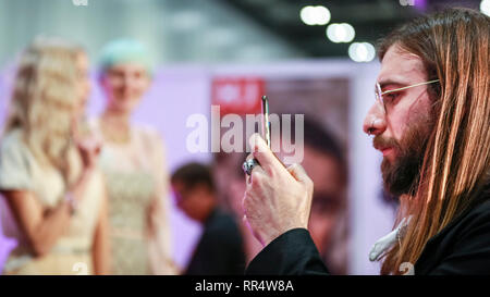 ExCel London, London, UK, 24. Feb 2019. Ein Besucher nimmt Bilder der Styling. Haar Modelle für Tony und Guy präsentieren die neuesten trendige Frisuren vom Friseur und Stil der Marke. Die professionellen Beauty Show bringt Hair und Beauty Praktiker, Kosmetik und Ästhetik Fachleute und Vertreter von über 800 Marken mit denen im Haar und Schönheit in der grössten Industrie Event in Großbritannien im ExCel Exhibition Centre in London am FB 24 und 25. Credit: Imageplotter/Alamy leben Nachrichten Stockfoto