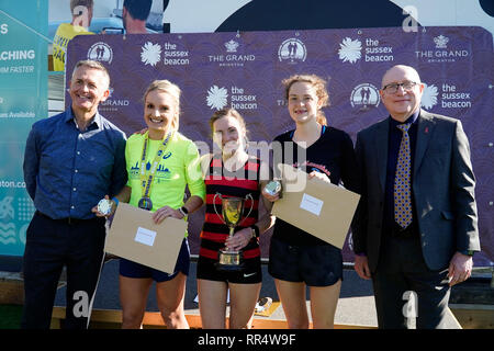 Brighton, Sussex, UK. 24. Feb 2019. Brighton Halbmarathon 2019 Ersten Drei Frauen... Fiona de Mauny, Emily Proto und Rose Penfold. Credit: Caron Watson/Alamy leben Nachrichten Stockfoto