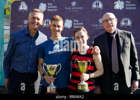 Brighton, Sussex, UK. 24. Feb 2019. Brighton Halbmarathon Sieger Paul Navesey und Fiona de Mauny. Caron Watson/Alamy Leben Nachrichten. Credit: Caron Watson/Alamy leben Nachrichten Stockfoto