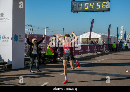 Brighton, Sussex, UK. 24. Februar 2019. Über 12 tausend Menschen, einschließlich Rollstuhlfahrer, nehmen teil an der Brighton Halbmarathon im Südosten von England. 24 Feb, 2019. Die 13.1-Meile Rennen wird jährlich in Brighton statt, mit vielen Teilnehmern, das Bargeld für unterschiedliche Ursachen und Nächstenliebe. Brighton - gegründete Nächstenliebe'' "Die Sussex Beacon', die Dienstleistungen und Unterstützung für HIV-Patienten zur Verfügung stellen, spielt eine wichtige Rolle bei der Organisation der Brighton Halbmarathon jedes Jahr Quelle: Matt Duckett/IMAGESLIVE/ZUMA Draht/Alamy leben Nachrichten Stockfoto