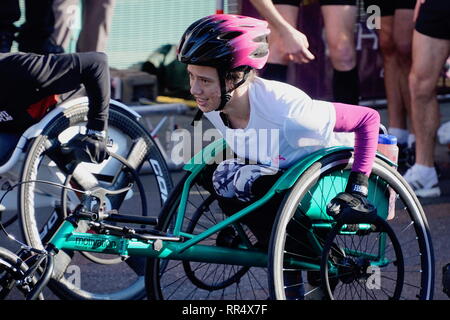 Brighton, Sussex, UK. 24. Feb 2019. JazzTurner....., dessen Gips am Donnerstag entfernt wurde konkurriert in Ihrem ersten Rollstuhl Halbmarathon. Credit: Caron Watson/Alamy leben Nachrichten Stockfoto