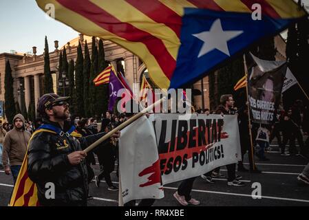 Barcelona, Spanien. 24. Februar, 2019: katalanischen Separatisten sammeln die Anwesenheit von König Felipe VI. von Spanien in der Stadt an der Rezeption Abendessen des Mobile World Congress zu protestieren. Credit: Matthias Oesterle/Alamy leben Nachrichten Stockfoto