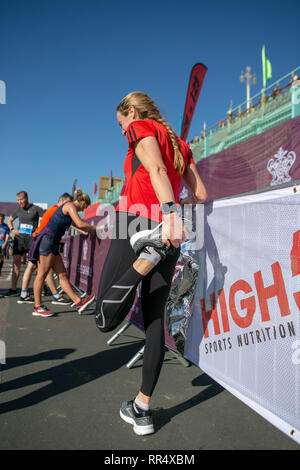 Brighton, Sussex, UK. 24. Februar 2019. Über 12 tausend Menschen, einschließlich Rollstuhlfahrer, nehmen teil an der Brighton Halbmarathon im Südosten von England. 24 Feb, 2019. Die 13.1-Meile Rennen wird jährlich in Brighton statt, mit vielen Teilnehmern, das Bargeld für unterschiedliche Ursachen und Nächstenliebe. Brighton - gegründete Nächstenliebe'' "Die Sussex Beacon', die Dienstleistungen und Unterstützung für HIV-Patienten zur Verfügung stellen, spielt eine wichtige Rolle bei der Organisation der Brighton Halbmarathon jedes Jahr Quelle: Matt Duckett/IMAGESLIVE/ZUMA Draht/Alamy leben Nachrichten Stockfoto