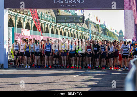 Brighton, Sussex, UK. 24. Februar 2019. Über 12 tausend Menschen, einschließlich Rollstuhlfahrer, nehmen teil an der Brighton Halbmarathon im Südosten von England. 24 Feb, 2019. Die 13.1-Meile Rennen wird jährlich in Brighton statt, mit vielen Teilnehmern, das Bargeld für unterschiedliche Ursachen und Nächstenliebe. Brighton - gegründete Nächstenliebe'' "Die Sussex Beacon', die Dienstleistungen und Unterstützung für HIV-Patienten zur Verfügung stellen, spielt eine wichtige Rolle bei der Organisation der Brighton Halbmarathon jedes Jahr Quelle: Matt Duckett/IMAGESLIVE/ZUMA Draht/Alamy leben Nachrichten Stockfoto