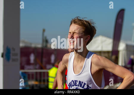 Brighton, Sussex, UK. 24. Februar 2019. Über 12 tausend Menschen, einschließlich Rollstuhlfahrer, nehmen teil an der Brighton Halbmarathon im Südosten von England. 24 Feb, 2019. Die 13.1-Meile Rennen wird jährlich in Brighton statt, mit vielen Teilnehmern, das Bargeld für unterschiedliche Ursachen und Nächstenliebe. Brighton - gegründete Nächstenliebe'' "Die Sussex Beacon', die Dienstleistungen und Unterstützung für HIV-Patienten zur Verfügung stellen, spielt eine wichtige Rolle bei der Organisation der Brighton Halbmarathon jedes Jahr Quelle: Matt Duckett/IMAGESLIVE/ZUMA Draht/Alamy leben Nachrichten Stockfoto