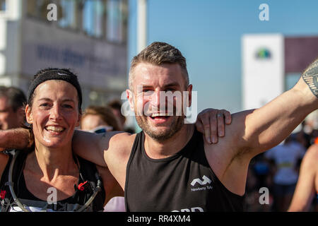 Brighton, Sussex, UK. 24. Februar 2019. Über 12 tausend Menschen, einschließlich Rollstuhlfahrer, nehmen teil an der Brighton Halbmarathon im Südosten von England. 24 Feb, 2019. Die 13.1-Meile Rennen wird jährlich in Brighton statt, mit vielen Teilnehmern, das Bargeld für unterschiedliche Ursachen und Nächstenliebe. Brighton - gegründete Nächstenliebe'' "Die Sussex Beacon', die Dienstleistungen und Unterstützung für HIV-Patienten zur Verfügung stellen, spielt eine wichtige Rolle bei der Organisation der Brighton Halbmarathon jedes Jahr Quelle: Matt Duckett/IMAGESLIVE/ZUMA Draht/Alamy leben Nachrichten Stockfoto