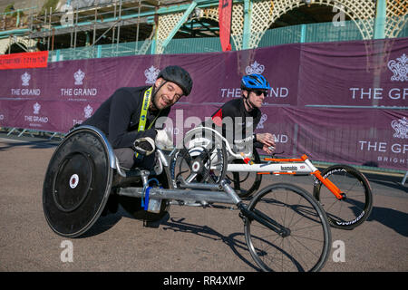 Brighton, Sussex, UK. 24. Februar 2019. Über 12 tausend Menschen, einschließlich Rollstuhlfahrer, nehmen teil an der Brighton Halbmarathon im Südosten von England. 24 Feb, 2019. Die 13.1-Meile Rennen wird jährlich in Brighton statt, mit vielen Teilnehmern, das Bargeld für unterschiedliche Ursachen und Nächstenliebe. Brighton - gegründete Nächstenliebe'' "Die Sussex Beacon', die Dienstleistungen und Unterstützung für HIV-Patienten zur Verfügung stellen, spielt eine wichtige Rolle bei der Organisation der Brighton Halbmarathon jedes Jahr Quelle: Matt Duckett/IMAGESLIVE/ZUMA Draht/Alamy leben Nachrichten Stockfoto
