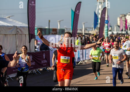 Brighton, Sussex, UK. 24. Februar 2019. Über 12 tausend Menschen, einschließlich Rollstuhlfahrer, nehmen teil an der Brighton Halbmarathon im Südosten von England. 24 Feb, 2019. Die 13.1-Meile Rennen wird jährlich in Brighton statt, mit vielen Teilnehmern, das Bargeld für unterschiedliche Ursachen und Nächstenliebe. Brighton - gegründete Nächstenliebe'' "Die Sussex Beacon', die Dienstleistungen und Unterstützung für HIV-Patienten zur Verfügung stellen, spielt eine wichtige Rolle bei der Organisation der Brighton Halbmarathon jedes Jahr Quelle: Matt Duckett/IMAGESLIVE/ZUMA Draht/Alamy leben Nachrichten Stockfoto