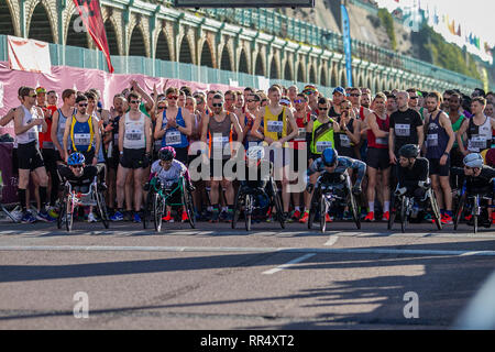 Brighton, Sussex, UK. 24. Februar 2019. Über 12 tausend Menschen, einschließlich Rollstuhlfahrer, nehmen teil an der Brighton Halbmarathon im Südosten von England. 24 Feb, 2019. Die 13.1-Meile Rennen wird jährlich in Brighton statt, mit vielen Teilnehmern, das Bargeld für unterschiedliche Ursachen und Nächstenliebe. Brighton - gegründete Nächstenliebe'' "Die Sussex Beacon', die Dienstleistungen und Unterstützung für HIV-Patienten zur Verfügung stellen, spielt eine wichtige Rolle bei der Organisation der Brighton Halbmarathon jedes Jahr Quelle: Matt Duckett/IMAGESLIVE/ZUMA Draht/Alamy leben Nachrichten Stockfoto