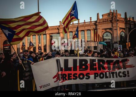 Barcelona, Spanien. 24. Februar, 2019: katalanischen Separatisten sammeln die Anwesenheit von König Felipe VI. von Spanien in der Stadt an der Rezeption Abendessen des Mobile World Congress zu protestieren. Credit: Matthias Oesterle/Alamy leben Nachrichten Stockfoto