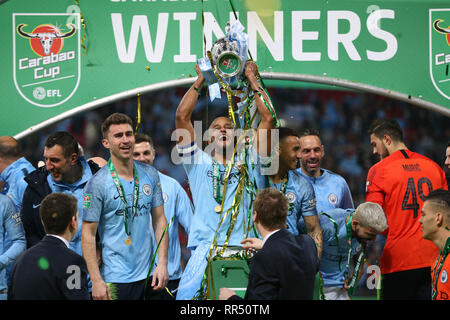 Wembley Stadion, London, UK. 24 Feb, 2019. Carabao Cup Final, Chelsea gegen Manchester City; Vincent Kompany an Manchester City hebt das carabao Cup Credit: Aktion plus Sport/Alamy leben Nachrichten Stockfoto