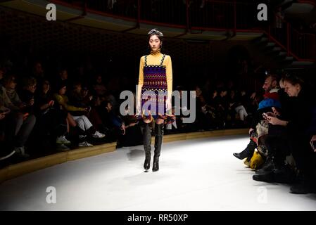 Mailand, Italien. 24 Feb, 2019. Mailand Fashion Week Mode Frau Herbst/Winter2019 2020 Modenschau von Laura Biagiotti Im Bild: Die fashion show Credit: Unabhängige Fotoagentur/Alamy leben Nachrichten Stockfoto