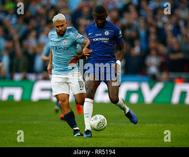 London, England - Februar 23, 2019 Chelsea's Antonio Rudiger unter dem Druck von Manchester City Sergio Agüero während Carabao Pokalspiel zwischen Chelsea und Manchester City im Wembley Stadion, London, England am 23 Feb 2019 Kredit Aktion Foto Sport FA Premier League und der Football League Bilder unterliegen dem DataCo Lizenz. Redaktionelle Verwendung nur. Kein Print Sales. Keine persönlichen Gebrauch. Keine unbezahlten verwenden Stockfoto