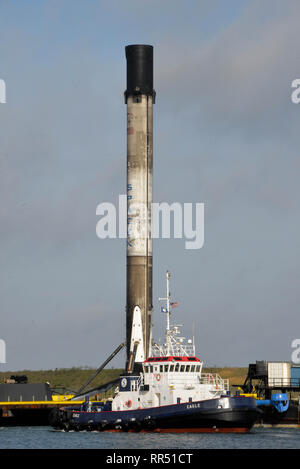 Port Canaveral, Florida, USA. 24. Februar, 2019. SpaceX kehrte die erste Stufe der Falcon 9 Rakete booster zurück zum Hafen heute morgen. Nach der Sitzung Ufer zu zwei Kreuzfahrtschiffe und einen tanker zu löschen die ports Kanal der Autonomen Spaceport Drone Ship (ASDS) in Port wurde durch die tugboat Signet Haudegen III. abgeschleppt ermöglichen Andere Port-basierte Schlepper unterstützt mit der Dockingstation. Foto Julian Porree/Alamy leben Nachrichten Stockfoto