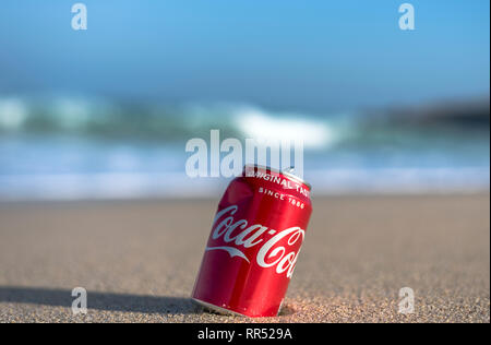 Coca-Cola kann auf wates Rand des Porthmeor Surf Beach St. Ives, Cornwall UK Europa Stockfoto