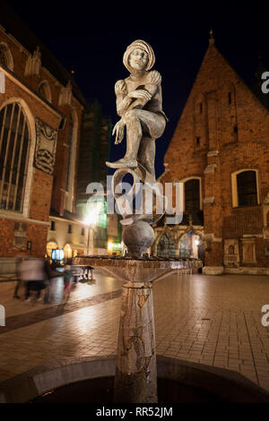 Polen, Krakau, Student Statue bei Nacht, Zak Brunnen auf mariacki Square in der Alten Stadt, Kopie eines der Skulpturen von St Mary's Church gemacht Stockfoto