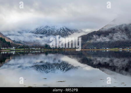 Loch Leven aus dem Norden Küstenlinie mit Fetzen von Wolke über dem Loch und klare Reflexionen der Umgebung. Glencoe Schottland Stockfoto