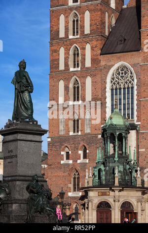 Adam-mickiewicz-Denkmal und die Marienkirche in Krakau, Polen Stockfoto