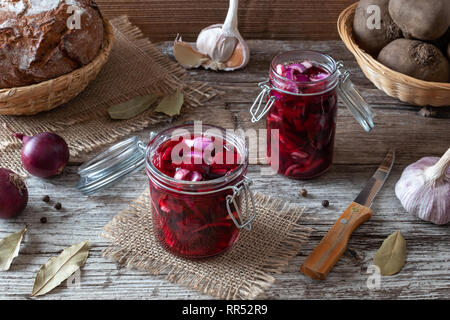 Vorbereitung von fermentierten Kwass aus geschnittene rote Rüben, lila Zwiebeln, Knoblauch, Piment und Lorbeer Stockfoto