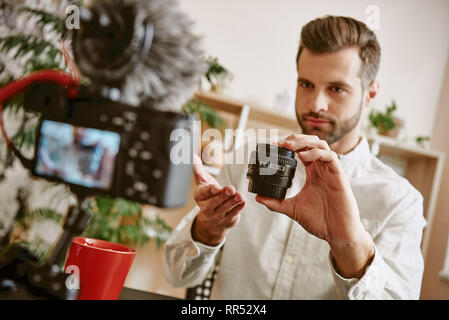 Youtube Kanal. Junge Bartgeier Blogger zeigen Kamera Kamera und sprechen über ihre Vor- und Nachteile. Social Media. Instagram Stockfoto