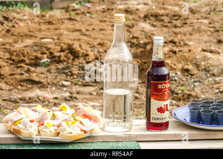 Tschechische Küche, Sandwiches und Alkohol bereit für Karneval Teilnehmer, Tschechische Karneval - masopust in ländlichen Dorf Stockfoto