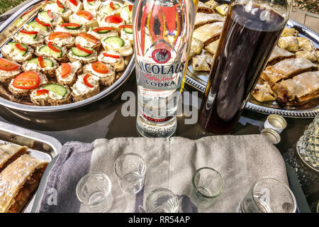 Tschechisches Essen, Tisch mit Sandwiches, Alkohol, für Karnevalsteilnehmer zubereitet, tschechischer Karneval - masopust im ländlichen Dorf, Wodka mit Essen am Tisch Stockfoto