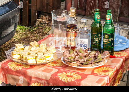 Tschechische Küche, Tisch mit Sandwiches, Alkohol, Bier für Karneval Teilnehmer, Tschechische Karneval vorbereitet - masopust in ländlichen Dorf Stockfoto
