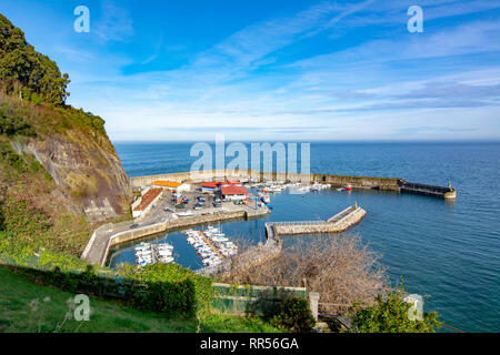 Lastres, Asturien, Spanien; Januar 2016: Blick auf die Boote im Hafen in Lastres Asturien, Spanien Stockfoto