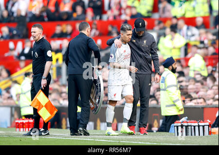 Liverpools Roberto Firmino (Zweiter von rechts) ist umarmt von Liverpool Manager Jürgen Klopp, nachdem während der Premier League Spiel im Old Trafford, Manchester verletzt. Stockfoto