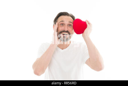 Gruß aus ehrlichem Herzen. Man bärtige Hipster halten Herz. Romantischer Kerl verlieben. Valentines Tag feiern. Liebe und romantische Gefühle Konzept. Herz-Attribut von Valentine. Herz Geschenk präsentieren. Stockfoto