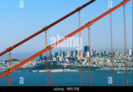 Eine Ikone Blick auf San Francisco als durch die Seilzüge zur Aufhängung der Golden Gate Bridge gesehen. Stockfoto