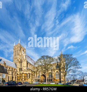 Gotische Architektur der Kathedrale von Lincoln in der Stadt Lincoln, Lincolnshire (lincs), East Midlands, England, Großbritannien an einem sonnigen Tag mit blauen Himmel Stockfoto
