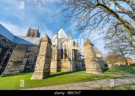 Kapitel Haus und seine Strebebögen auf Cathedral Grün an der Kathedrale von Lincoln in der Stadt Lincoln, Lincolnshire (lincs), East Midlands, England Stockfoto