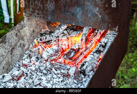 Glimmnester, Holzkohle Vorbereitung für Bbq in Metall mangal im Freien Stockfoto