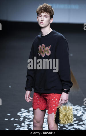 Modelle auf dem Laufsteg für die 'Stufen AW 19/20' zeigen während der 404 Studio fashion show am EGO Mercedes Benz Fashion Week in Madrid mit: Modell Wo: Madrid, Spanien Wann: 24 Jan 2019 Credit: Oscar Gonzalez/WENN.com Stockfoto