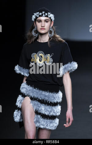 Modelle auf dem Laufsteg für die 'Stufen AW 19/20' zeigen während der 404 Studio fashion show am EGO Mercedes Benz Fashion Week in Madrid mit: Modell Wo: Madrid, Spanien Wann: 24 Jan 2019 Credit: Oscar Gonzalez/WENN.com Stockfoto